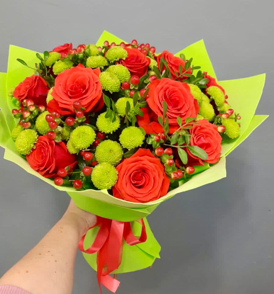 Букет цветов из: Хризантемы и Розы в Губкинском