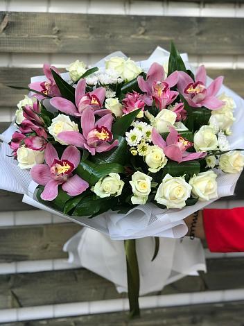 Букет цветов из: Розы и Хризантемы в Губкинском