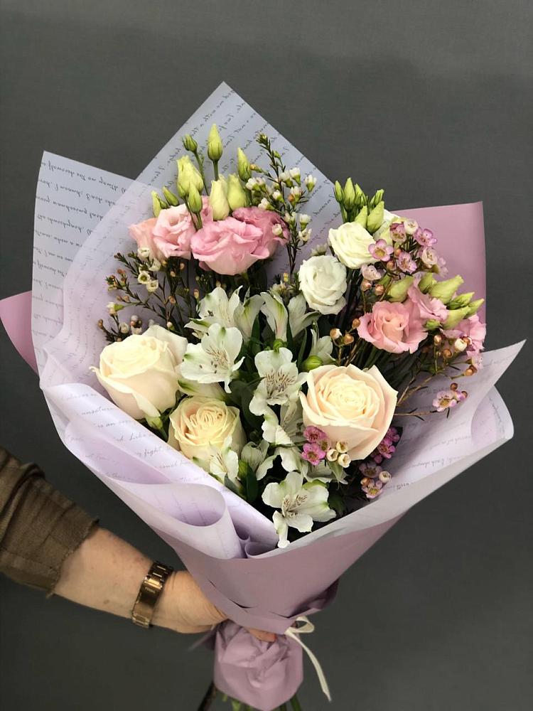 Букет цветов из: Альстромерии, Розы и Лизиантусы в Губкинском