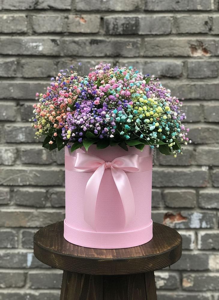 Цветочная композиция из Гипсофила и Розы в шляпной коробке в Губкинском