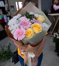 Букет цветов из:  Герберы, Розы и Хризантемы в Губкинском