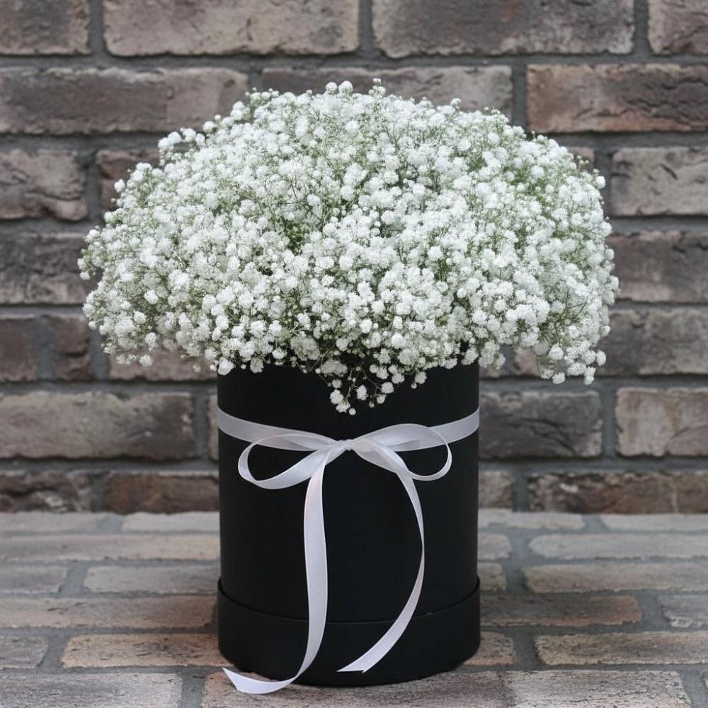 Цветочная композиция из Гипсофила в шляпной коробке в Губкинском