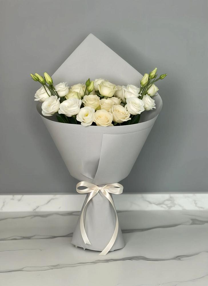 Букет цветов из: Розы и Лизиантусы в Губкинском