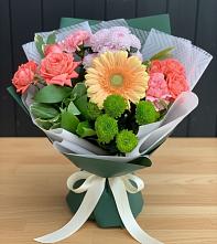 Букет цветов из:  Гвоздики, Розы, Герберы и Хризантемы в Губкинском