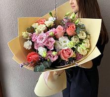 Букет цветов из:  Розы, Лизиантусы и Гвоздики #REPLACE_PRED# Губкинском