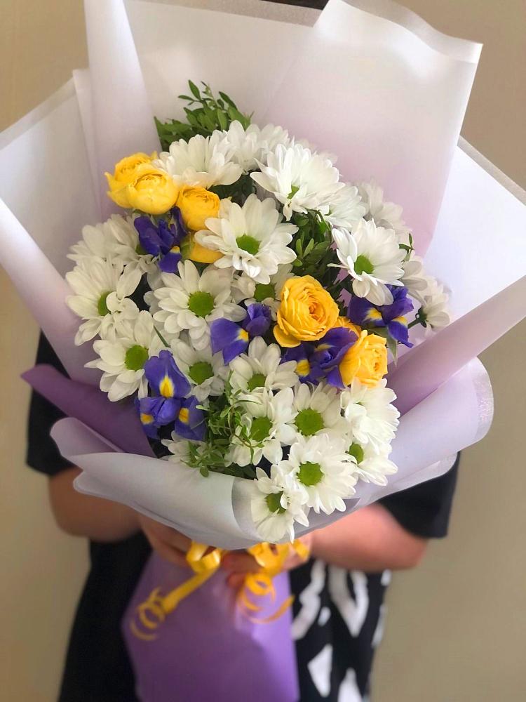 Букет цветов из: Ирисы, Хризантемы и Розы в Губкинском
