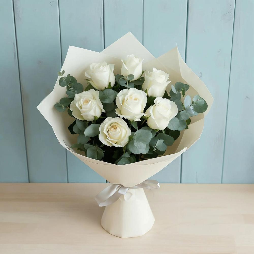 Букет Белые розы в Эвкалипте в Губкинском
