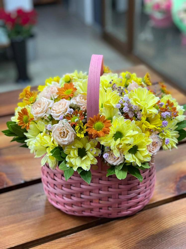 Цветочная композиция из Хризантемы и Розы в корзине в Губкинском
