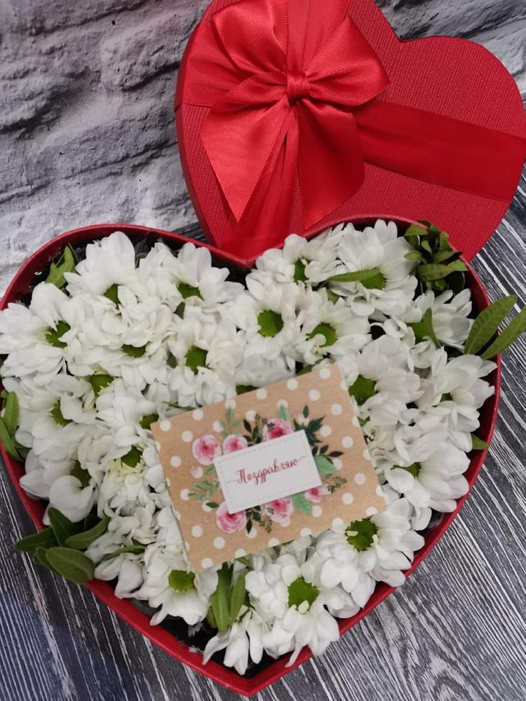 Цветочная композиция из Хризантемы в виде сердца в Губкинском