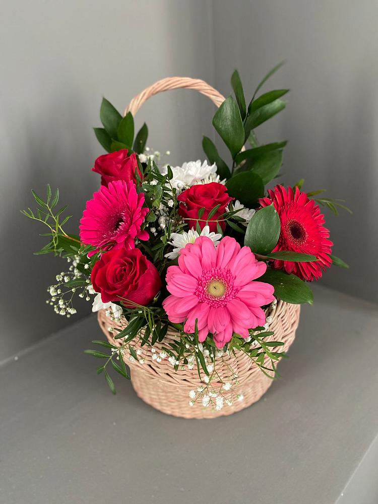 Цветочная композиция из Розы, Хризантемы и Герберы в корзине в Губкинском
