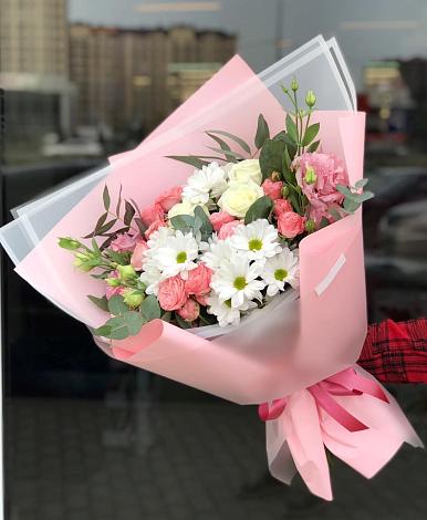 Букет цветов из: Розы, Лизиантусы и Хризантемы в Губкинском