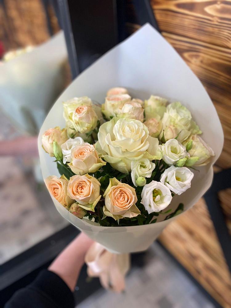 Букет цветов из: Розы и Лизиантусы в Губкинском